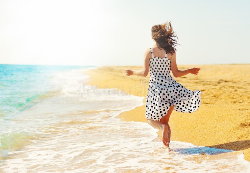 Młoda kobieta bieg na plaży obrazy stock Młoda kobieta bieg na plaży obrazy stock