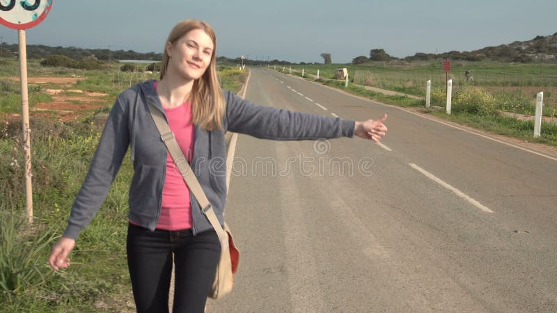 Młody szczęśliwy kobiety odprowadzenie wsi drogowy hitchhiking Patrzeć dla przejażdżki zaczynać podróż