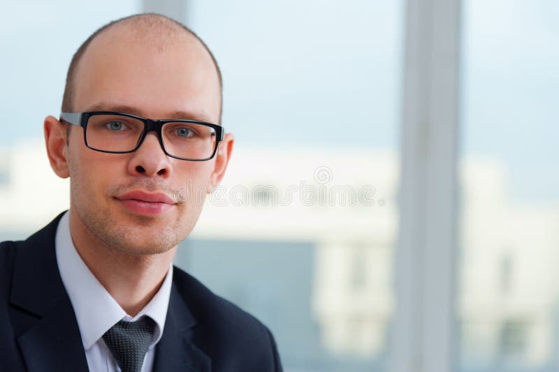 Młody uśmiechnięty biznesmen obraz stock Młody uśmiechnięty biznesmen obraz stock