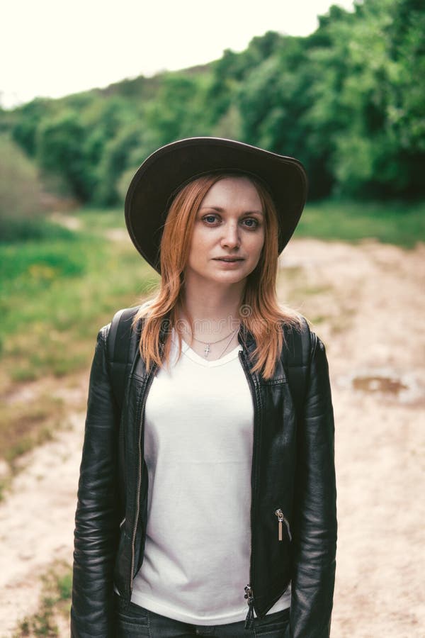 Młody żeński turysta z różowym plecaka i skóry kowbojem projektuje kapeluszowego patrzejący odległość Portret przygody pojęcie, fotografia royalty free Młody żeński turysta z różowym plecaka i skóry kowbojem projektuje kapeluszowego patrzejący odległość Portret przygody pojęcie, fotografia royalty free