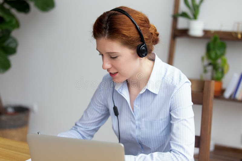 Młody żeński uczenie język obcy przez interneta obraz royalty free Młody żeński uczenie język obcy przez interneta obraz royalty free