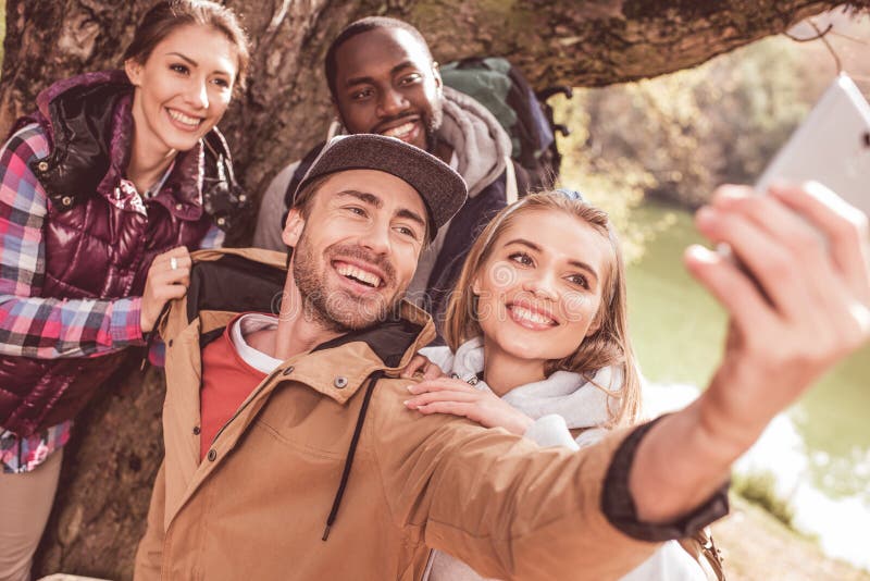 Młodzi ludzie bierze selfie w lesie zdjęcie stock Młodzi ludzie bierze selfie w lesie zdjęcie stock