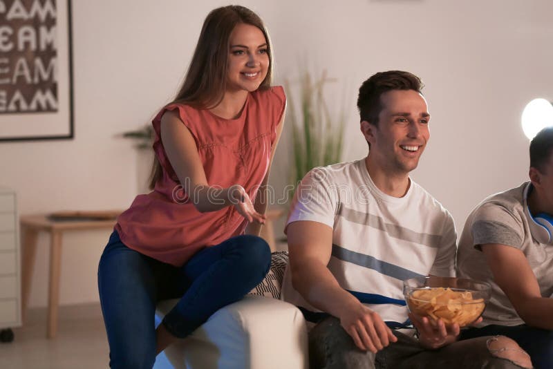 Młodzi ludzie ma zabawę w wieczór w domu fotografia stock Młodzi ludzie ma zabawę w wieczór w domu fotografia stock