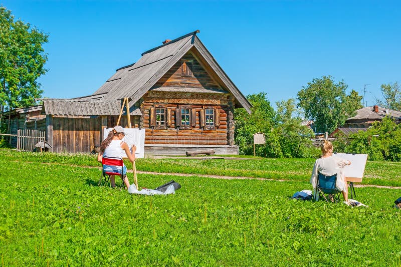 Młodzi malarzi w Suzdal muzeum Drewniana architektura zdjęcie stock Młodzi malarzi w Suzdal muzeum Drewniana architektura zdjęcie stock