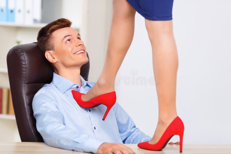 Młodzi officeman romantically stosunki z fotografia stock Młodzi officeman romantically stosunki z fotografia stock