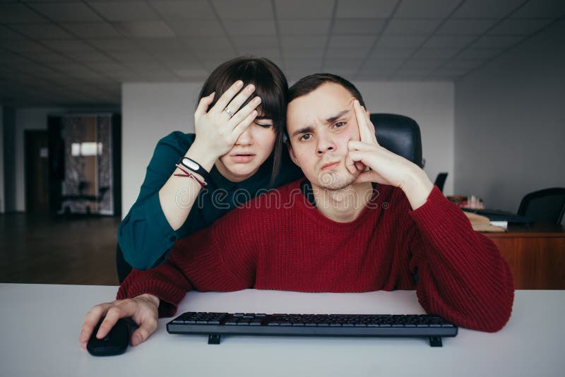 Młodzi urzędnicy zrobili błędowi i tym samym bardzo rozczarowywali Emocjonalni piękni młodzi ludzie w miejscu pracy obrazy stock Młodzi urzędnicy zrobili błędowi i tym samym bardzo rozczarowywali Emocjonalni piękni młodzi ludzie w miejscu pracy obrazy stock