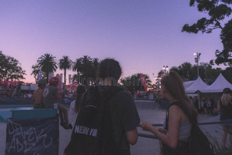 Młodzi żeńscy przyjaciele przy parkiem fotografia stock Młodzi żeńscy przyjaciele przy parkiem fotografia stock
