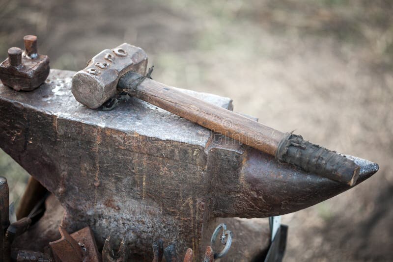Młot na blacksmith kowadle fotografia stock Młot na blacksmith kowadle fotografia stock