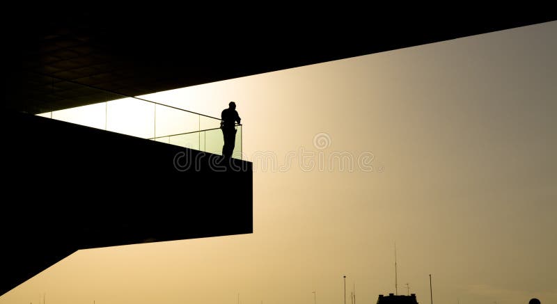 A security agent, relaxed, but always on alert. A security agent, relaxed, but always on alert.