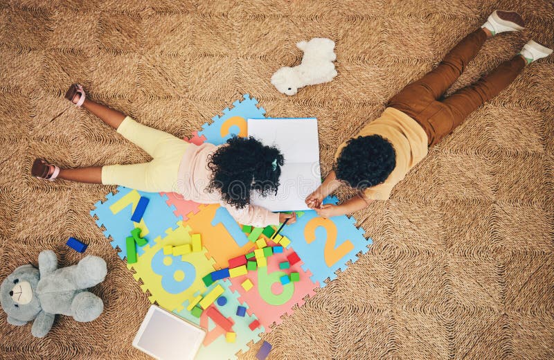 Livro De Desenho E Vista De Cima Das Crianças No Chão Com Brinquedos E  Quebra-cabeças De Números E Brincadeiras Em Casa. Família Imagem de Stock -  Imagem de atividade, relaxado: 271691847