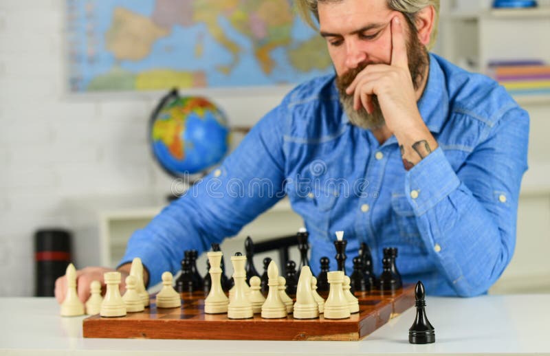 Foto de O Xadrez É Ginásio Da Mente Aula De Xadrez Conceito De Estratégia  Professor De Escola Jogo De Tabuleiro Homem Hipster Inteligente Jogando  Xadrez Hobby Intelectual Figuras No Tabuleiro De Xadrez