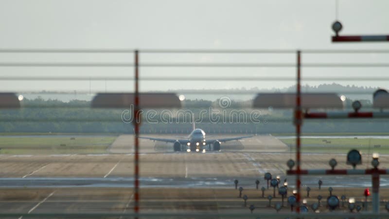 N? herndes und landendes Flugzeug stock video footage