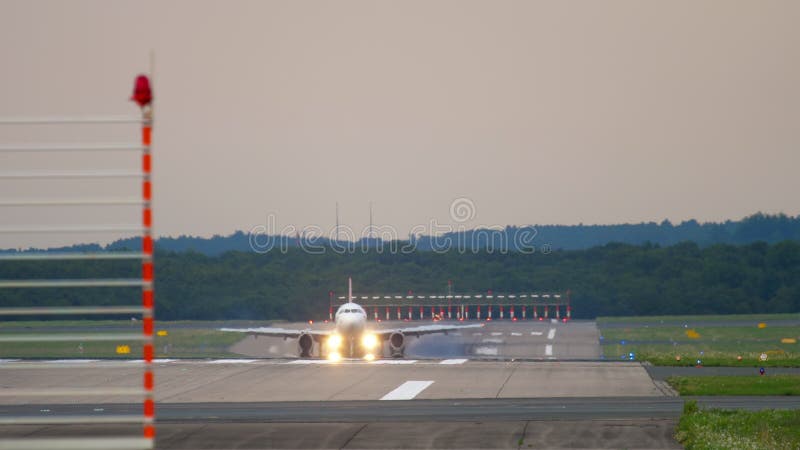 N? herndes und landendes Flugzeug stock footage