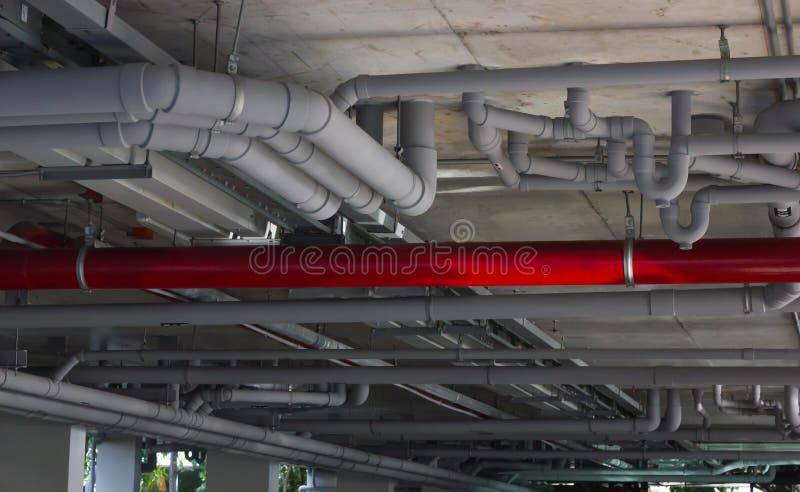 N?o entre em uma zona da constru??o Sistema de tubula??o da ?gua Sistema de tubulações sanitárias cinzentas na construção fotografia de stock N?o entre em uma zona da constru??o Sistema de tubula??o da ?gua Sistema de tubulações sanitárias cinzentas na construção fotografia de stock