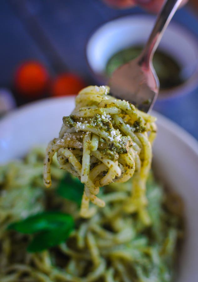 N?rbild av s?s f?r pesto f?r spagettipastah?xa p? gaffel arkivbilder N?rbild av s?s f?r pesto f?r spagettipastah?xa p? gaffel arkivbilder