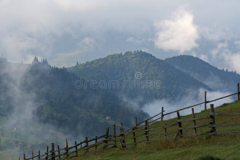 N?voa nas inclina??es verdes das montanhas nos Carpathians imagens de stock royalty free N?voa nas inclina??es verdes das montanhas nos Carpathians imagens de stock royalty free