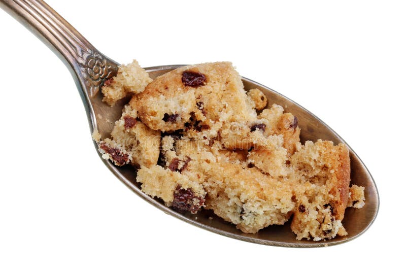 Na colher dourada velha há uma pilha pequena do alimento - cookies dos pedaços de chocolate isoladas imagens de stock Na colher dourada velha há uma pilha pequena do alimento - cookies dos pedaços de chocolate isoladas imagens de stock