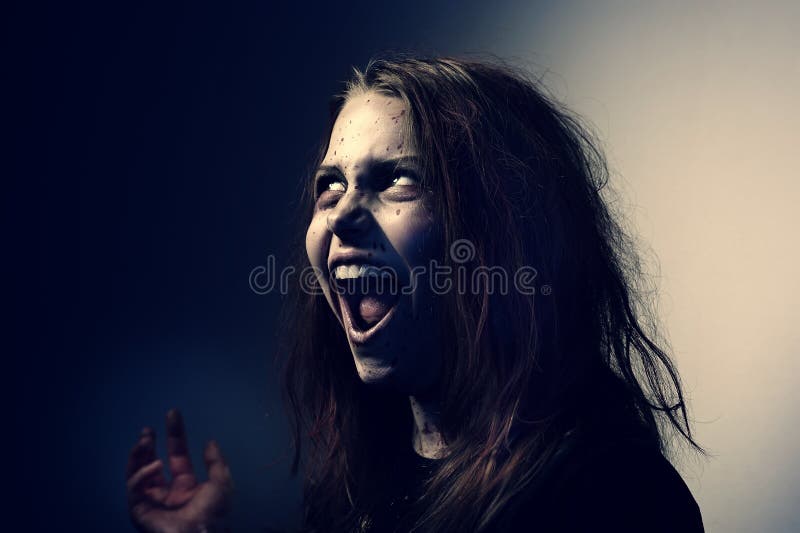 Menina Possuída Por Um Demônio Foto de Stock - Imagem de horror, terror:  42629198