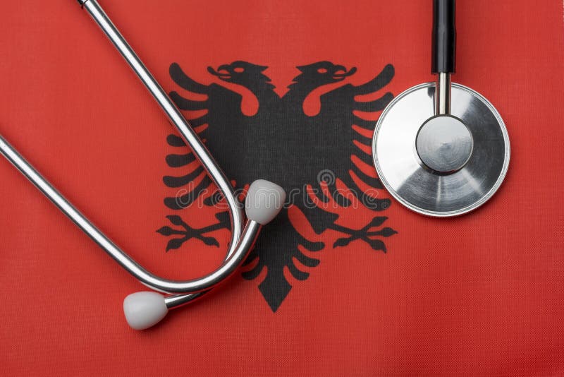 Na fladze Albania jest stetoskop zdjęcia stock Na fladze Albania jest stetoskop zdjęcia stock