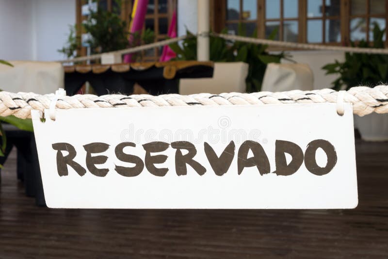 Na gęstej arkanie w Hiszpańskiej restauracji na wyspie Mallorca jest biały Reservado znak obrazy stock Na gęstej arkanie w Hiszpańskiej restauracji na wyspie Mallorca jest biały Reservado znak obrazy stock