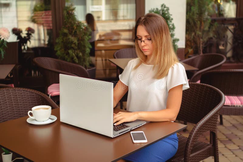 Na laptopie kobiety biznesowy działanie fotografia stock Na laptopie kobiety biznesowy działanie fotografia stock