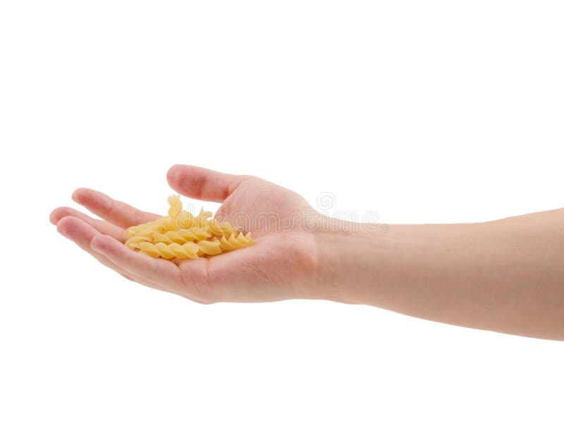 Na mão do ser humano há uma pilha pequena do macarrão espiral cru Isolado no fundo branco imagem de stock Na mão do ser humano há uma pilha pequena do macarrão espiral cru Isolado no fundo branco imagem de stock