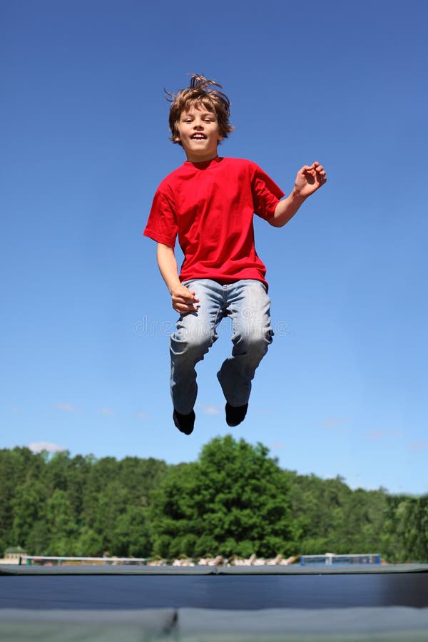 Na trampoline chłopiec radośni skoki