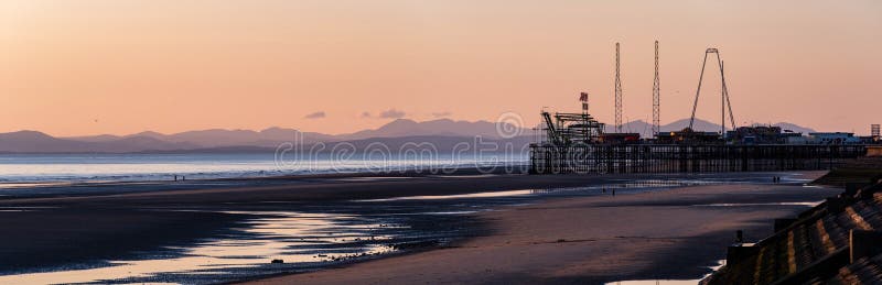 Na Zachodzie Sa Oa Ca Na Molo Blackpool Z Okolica Jeziora W Tle Zdjecie Stock Obraz Zlozonej Z Jezioro Molo Na Zachodzie Sa Oa Ca Na Molo Blackpool Z Okolica Jeziora W Tle Zdjecie Stock Obraz Zlozonej Z Jezioro Molo