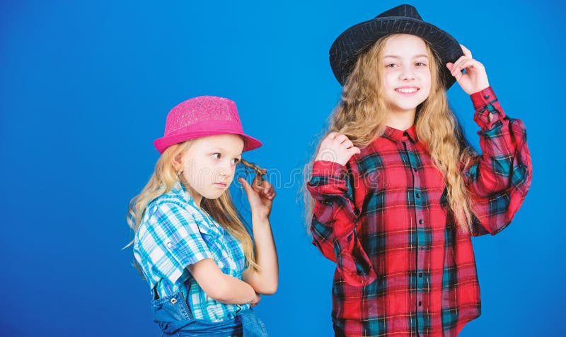 Na zuster in alles Koel cutie modieuze uitrusting Gelukkige kinderjaren Het concept van de jonge geitjesmanier Onze controle uit royalty-vrije stock afbeeldingen Na zuster in alles Koel cutie modieuze uitrusting Gelukkige kinderjaren Het concept van de jonge geitjesmanier Onze controle uit royalty-vrije stock afbeeldingen