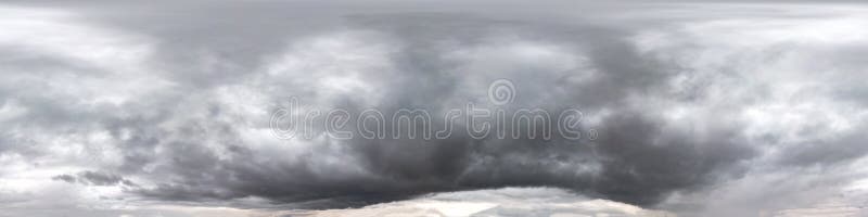 Naadloze, troebele, donkere hemel voor storm hdri panorama 360 graden onder een hoek met prachtige wolken met zenith voor gebruik