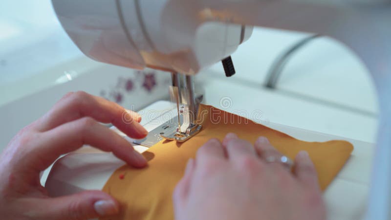 Naaistoffen op naaimachines voor het maken van kleding