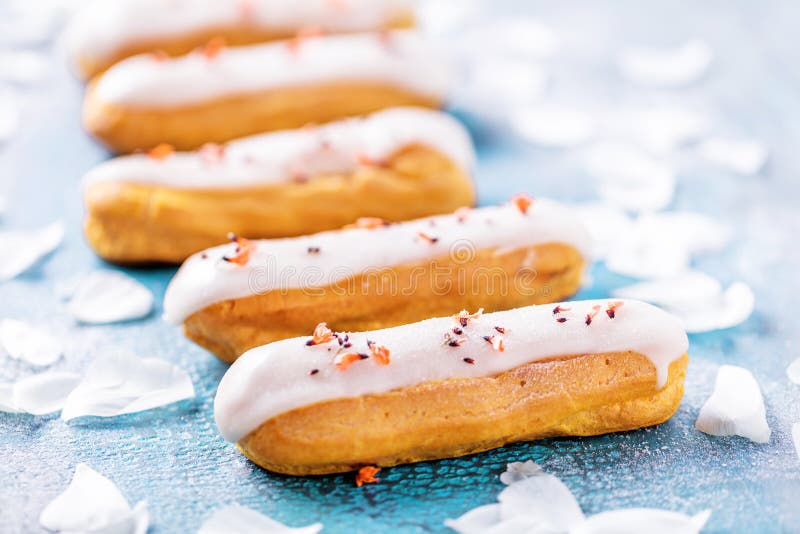 Naar huis gemaakte cake eclairs Traditionele eclairs, profitroles schrijver uit de klassieke oudheid, eclairs het Frans stock foto Naar huis gemaakte cake eclairs Traditionele eclairs, profitroles schrijver uit de klassieke oudheid, eclairs het Frans stock foto