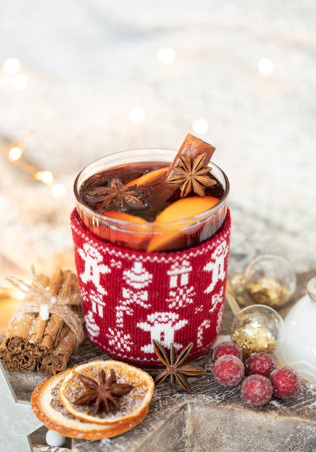 Naar huis gemaakte feestelijke overwogen wijn stock fotografie Naar huis gemaakte feestelijke overwogen wijn stock fotografie