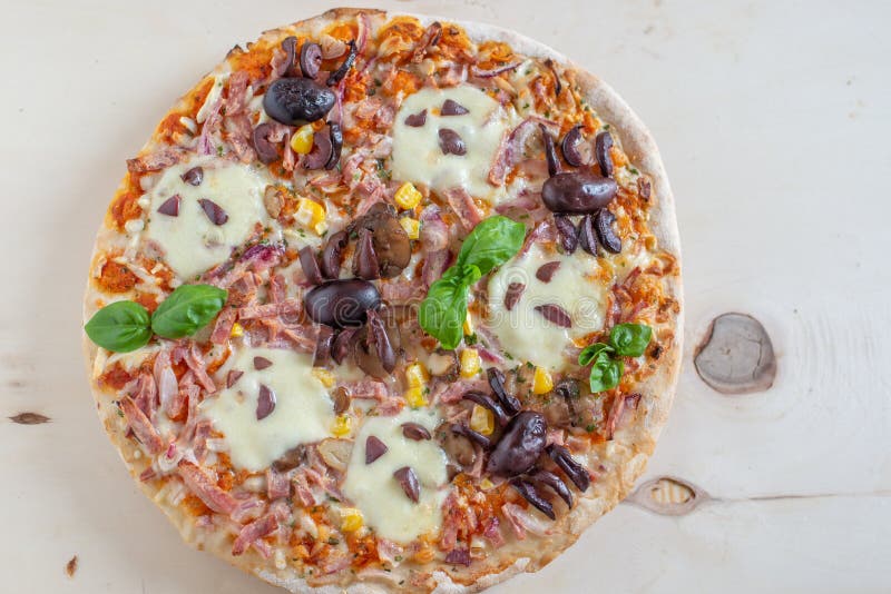 Naar huis gemaakte Halloween-pizza met spoken en spinnen stock afbeelding Naar huis gemaakte Halloween-pizza met spoken en spinnen stock afbeelding