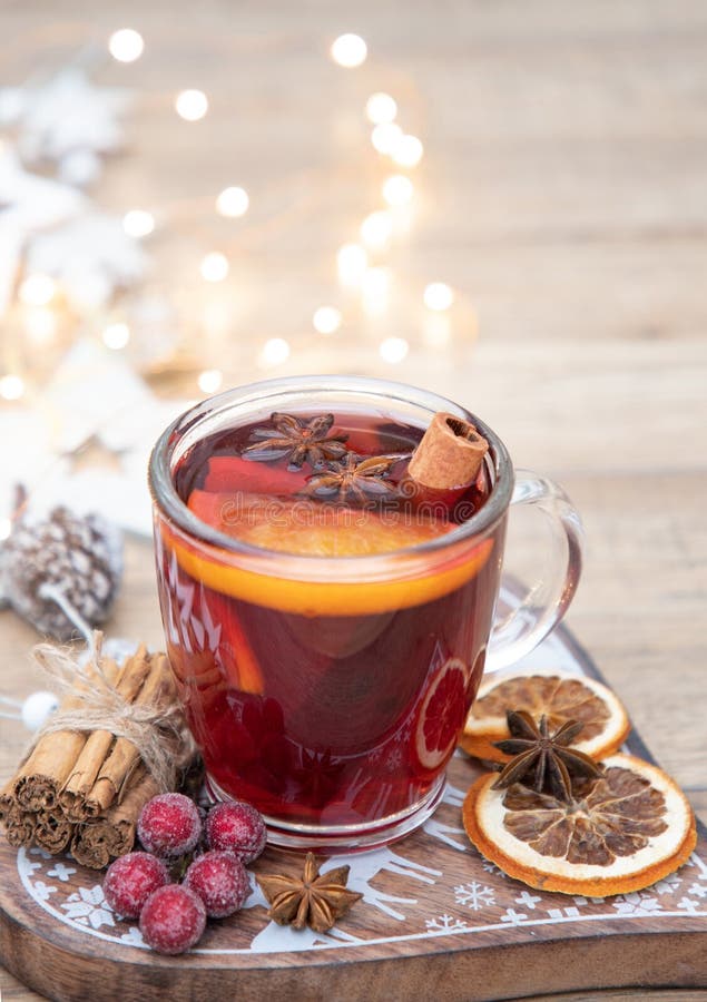 Naar huis gemaakte Kerstmis overwogen wijn stock afbeeldingen Naar huis gemaakte Kerstmis overwogen wijn stock afbeeldingen