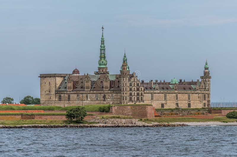 Nabrzeże widok Kronborg kasztel w Elsinore, Dani zdjęcie stock Nabrzeże widok Kronborg kasztel w Elsinore, Dani zdjęcie stock