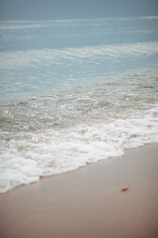 Nabrzeżne fala na piaskowatej plaży obrazy stock Nabrzeżne fala na piaskowatej plaży obrazy stock
