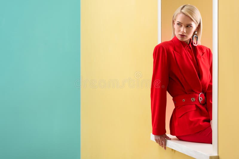 nachdenkliche moderne Frau in der roten Klage, die heraus schaut stockbild nachdenkliche moderne Frau in der roten Klage, die heraus schaut stockbild