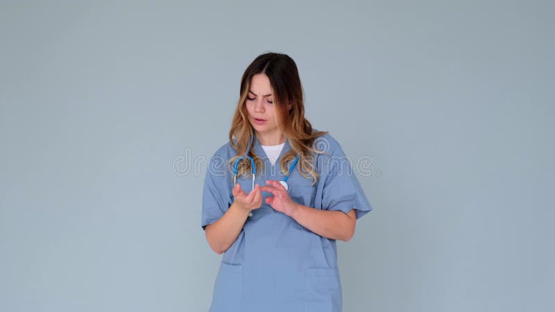 Nachdenklicher Arzt oder Krankenschwester im zweifelhaften Brainstorming auf grauem Hintergrund stock video