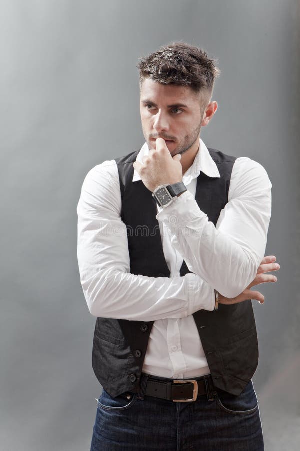 Nachdenklicher junger Mann lizenzfreies stockbild
