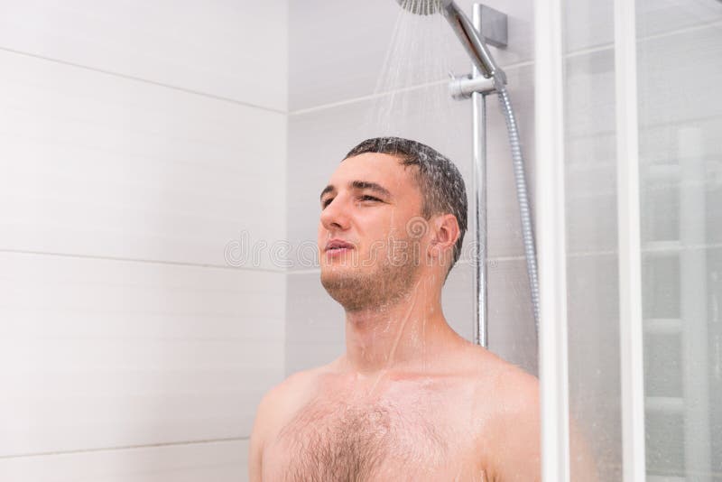 Nachdenklicher Junger Mann, Der Eine Dusche Im Badezimmer Nimmt