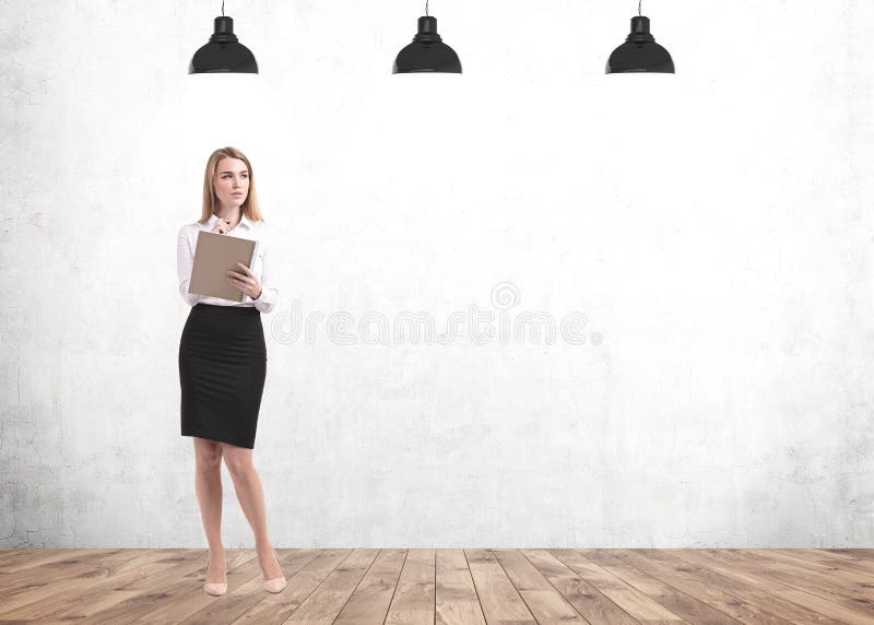 Nachdenkliches Blondineschreiben im Schreibheft, Schein oben lizenzfreie stockfotografie Nachdenkliches Blondineschreiben im Schreibheft, Schein oben lizenzfreie stockfotografie