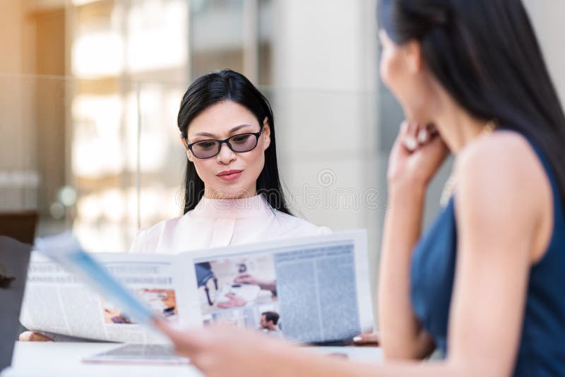 Nachdenkliches weibliches Schauen durch Artikel stockfotos Nachdenkliches weibliches Schauen durch Artikel stockfotos