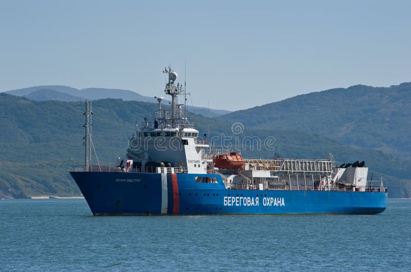 Nachodka, Russland 4. Oktober 2015: Das Küsten-Wachschiff Herluf Bidstrup wird im Roadstead verankert stockfotos