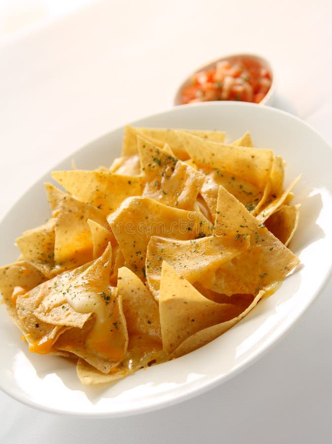 Nachos avec du fromage fondu images libres de droits Nachos avec du fromage fondu images libres de droits