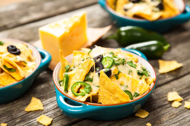 Nachos com queijo derretido imagens de stock royalty free Nachos com queijo derretido imagens de stock royalty free