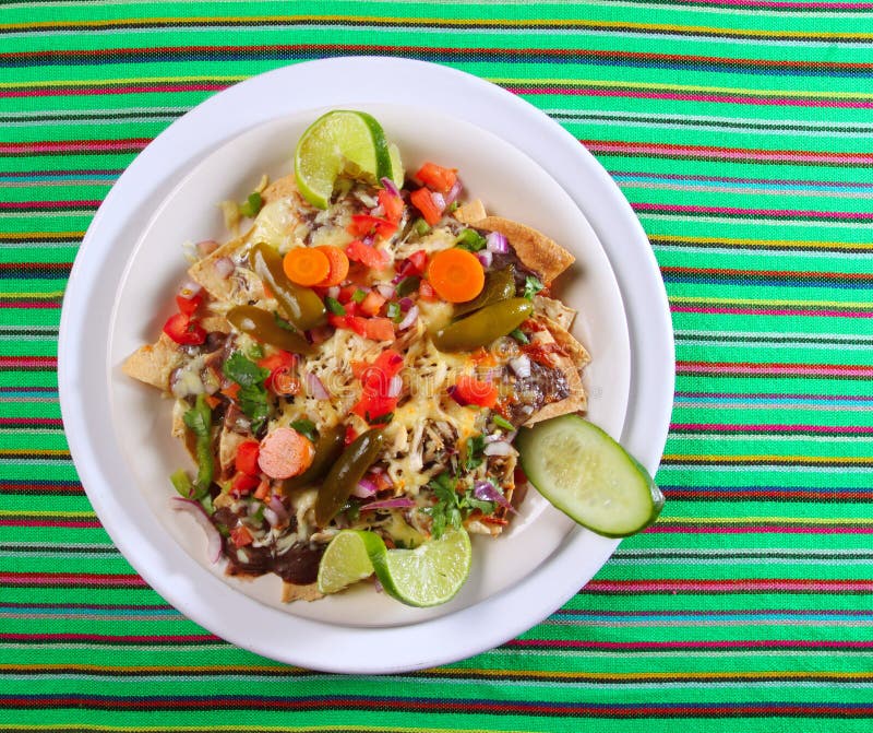 Nachos con il peperoncino rosso Messico delle verdure del formaggio fotografie stock libere da diritti Nachos con il peperoncino rosso Messico delle verdure del formaggio fotografie stock libere da diritti