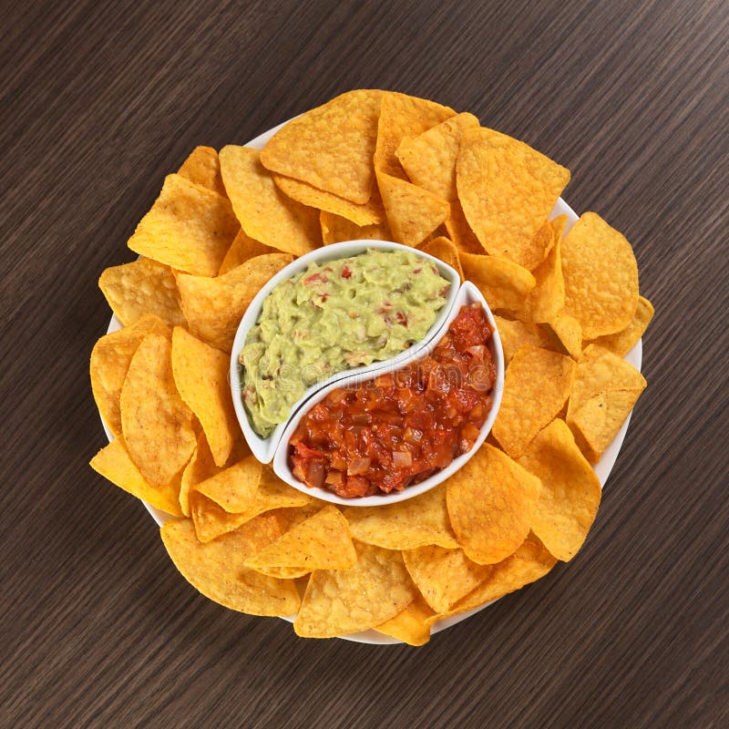 Nachos Con Salsa Del Guacamole Y Del Tomate Foto de archivo Imagen de
