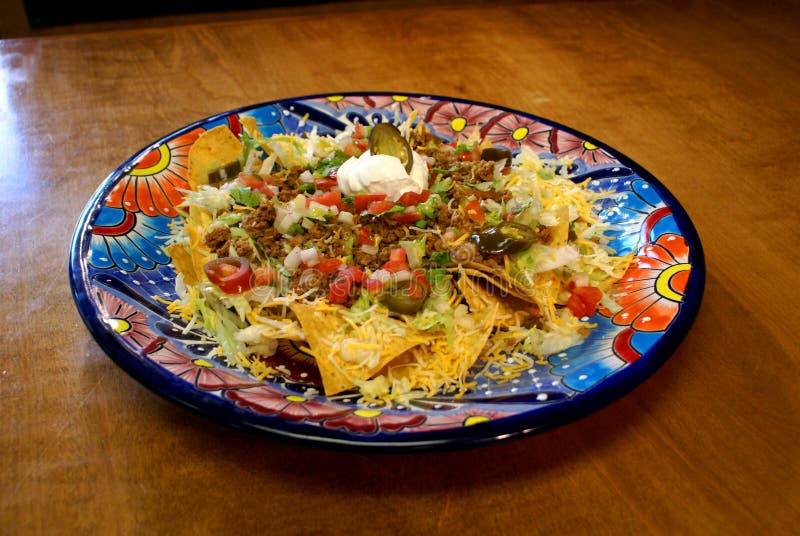 Nachos de la carne de vaca en placa mexicana festiva imagen de archivo Nachos de la carne de vaca en placa mexicana festiva imagen de archivo
