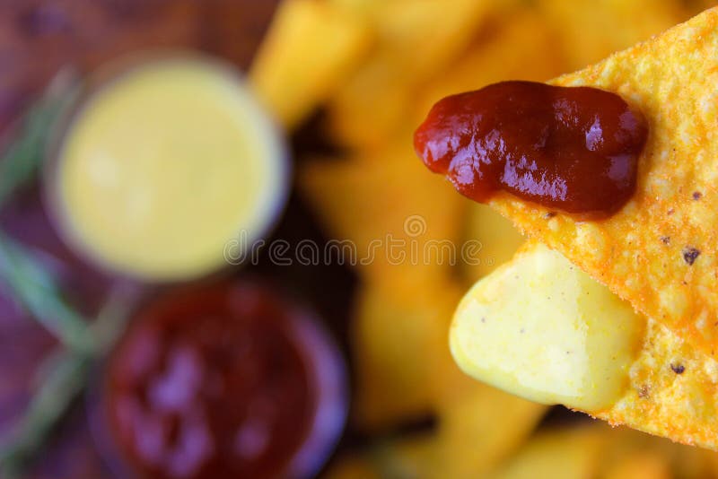 Nachos konserverar chiper som isoleras med sås som tas för att skvallra, den bästa sikten med suddig bakgrund kopiera avstånd royaltyfria bilder Nachos konserverar chiper som isoleras med sås som tas för att skvallra, den bästa sikten med suddig bakgrund kopiera avstånd royaltyfria bilder